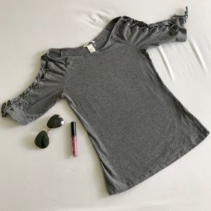 Casual tee with accented shoulders